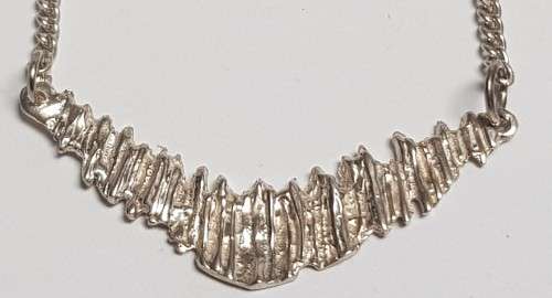 A pretty stamped silver 925 ladies necklace