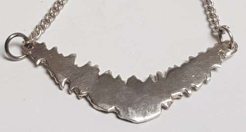 A pretty stamped silver 925 ladies necklace