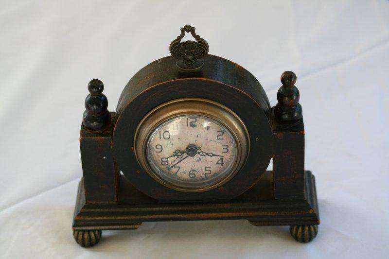 OLD ANTIQUE TYPE MANTAL CLOCK.