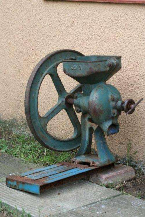 A REALLY STUNNING OLD HAND MILL / GRINDER!!!! THIS IS REALLY NICE SO PLEASE VIEW THE PICS...