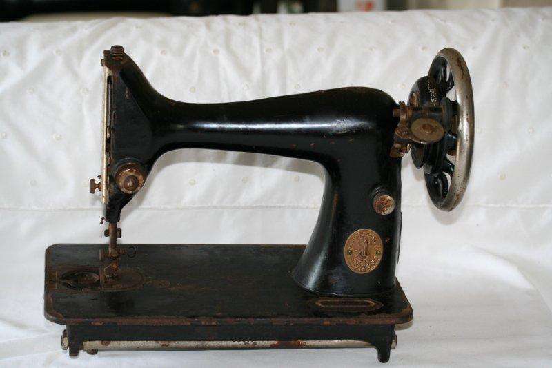 A VERY OLD SINGER SEWING MACHINE WITH A SERIAL NUMBER!!!