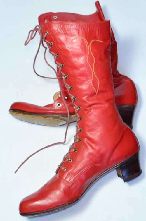 LACE-UP VINTAGE RED BOOT