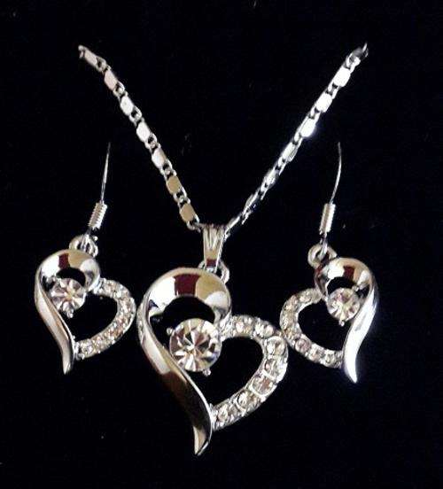 ***VALENTINE'S*** 18K GOLD PLATED CRYSTAL EARRINGS & NECKLACE SET