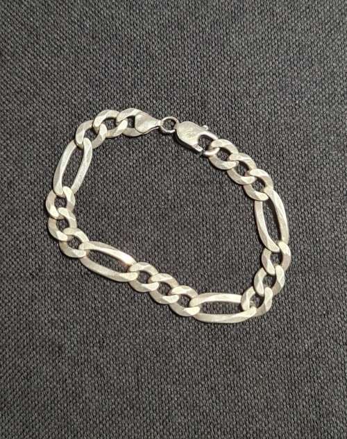 ***STERLING SILVER FIGARO 10MM BRACELET 17 GRAMS ***