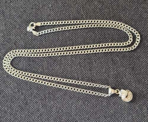 A CHARMING VINTAGE LOOK CZ SET STERLING SILVER PENDANT WITH A GOOD QUALITY STERLING SILVER NECKLACE