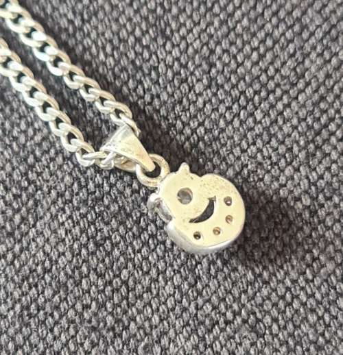 A CHARMING VINTAGE LOOK CZ SET STERLING SILVER PENDANT WITH A GOOD QUALITY STERLING SILVER NECKLACE