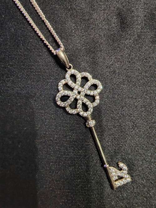 ***STUNNING 925 STERLING SILVER CZ CLUSTER 21ST KEY PENDANT & NECKLACE***