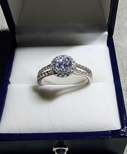 ***DAZZLING 925 STERLING SILVER HALO SPLIT SHANK CZ RING***