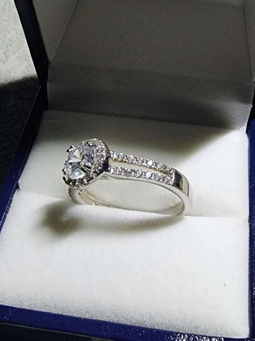 ***DAZZLING 925 STERLING SILVER HALO SPLIT SHANK CZ RING***