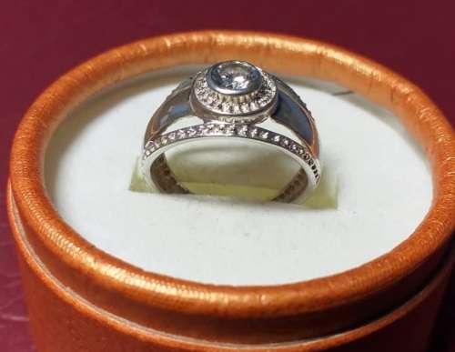 LOVELY GENUINE SOLID STERLING SILVER RING IN EXCELLENT CONDITION.