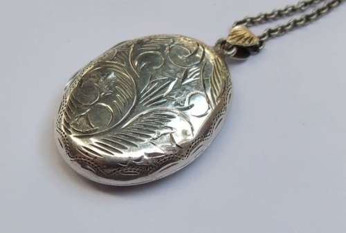 ***925 Sterling Silver Necklace with a Medium Sized Sterling Silver Locket Pendant***