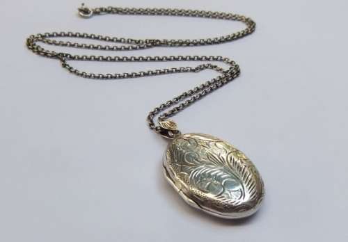***925 Sterling Silver Necklace with a Medium Sized Sterling Silver Locket Pendant***