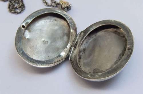 ***925 Sterling Silver Necklace with a Medium Sized Sterling Silver Locket Pendant***