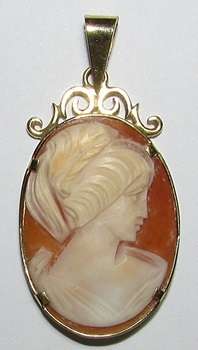 A Cameo Pendant in 14CT Yellow Gold ( Valued at R 7200.00 )