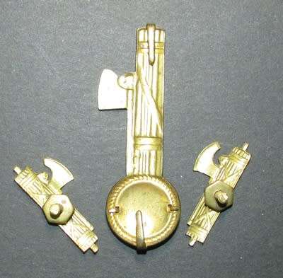 Italy - Italian WW2 Facist Cap Badge with Collar Badges