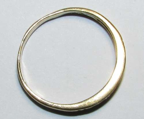 Ladie's 9CT Gold Ring with Stones - 1.9 Grams ( Stoned not Checked )