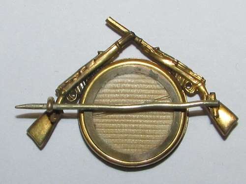 Hallmarked 9CT Gold - Boer War `Kitchener` Sweetheart Brooch