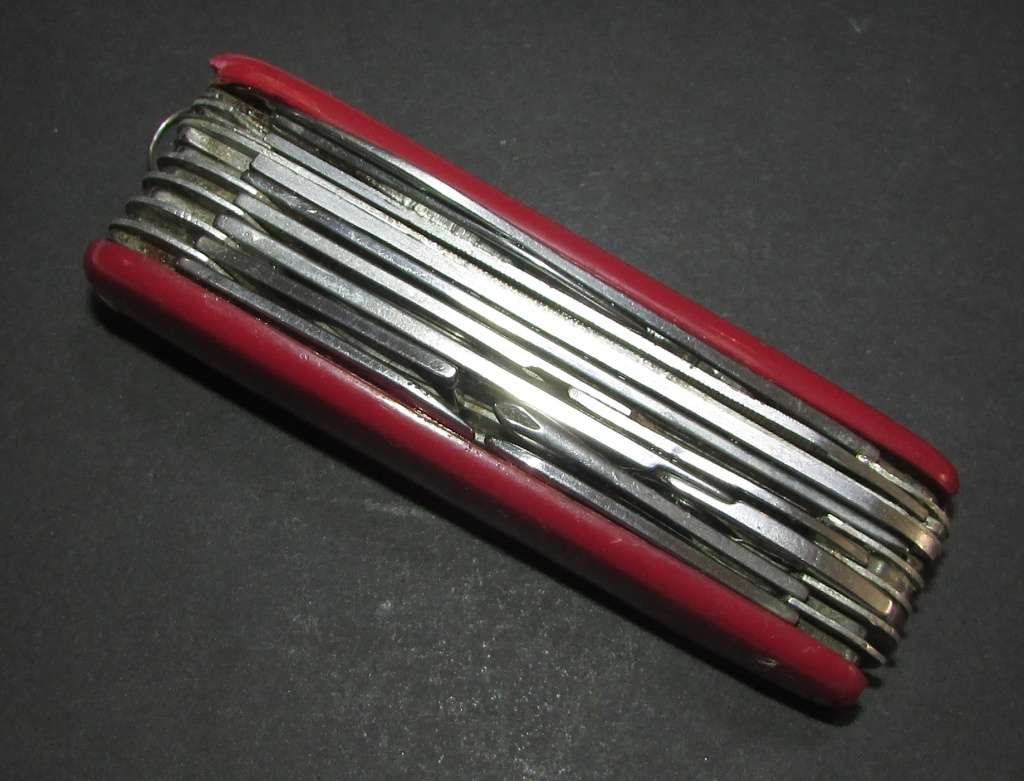 Swiss Army Style - Multitool Pocket Knife