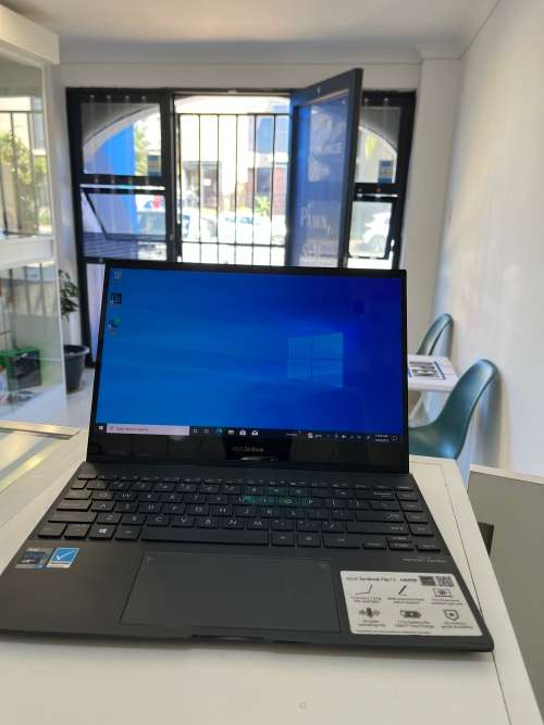 Asus Zenbook flip 13 |i7 | 256gb