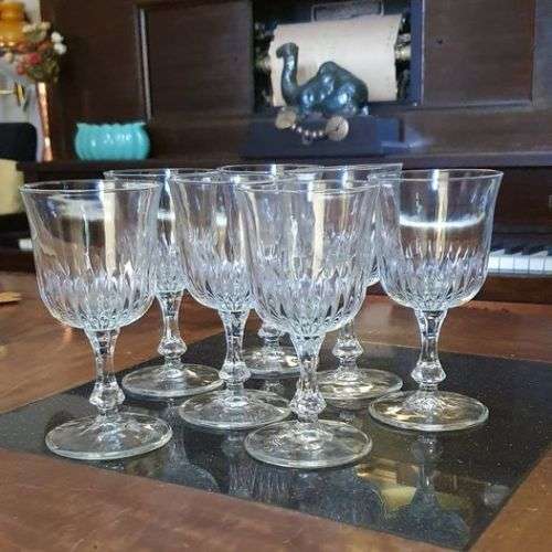 Gorgeous Set of 7 White Wine Glasses.