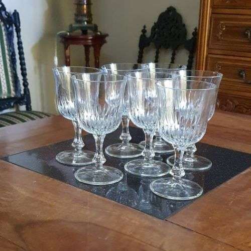 Gorgeous Set of 7 White Wine Glasses.