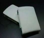 BARGAIN WHITE BLACKBERRY LEATHER POUCHES WITH POWER SAVING MAGNET