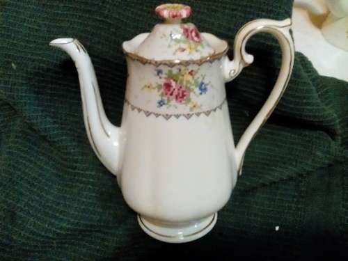 Royal Albert - Petit Point - Pot - 17cm - Delicate Beauty !  Minor chip to base - FINAL PRICE !!!!