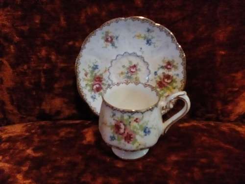 ROYAL ALBERT - PETIT POINT - DEMI DUO - LOVELY CON - JUST MINISCULE CHIP ON RIM !!