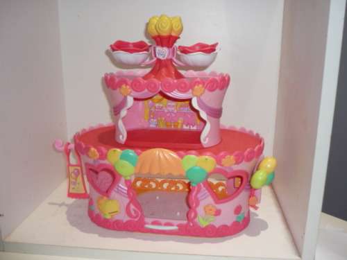MY LITTLE PONY ACCESSORY-2007-PONYVILLE PINKIE PIE ROLLER SKATE PARTY CAKE