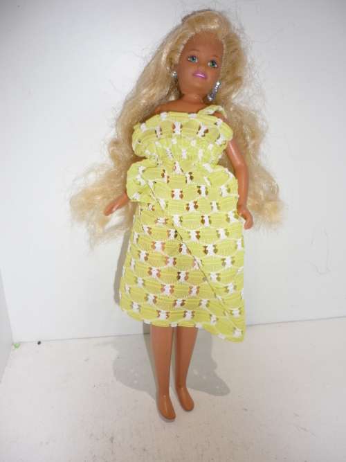 VINTAGE BARBIE -MATTEL-1993-26CM TALL-PLUS TWO DRESSES AND 2 X SHOES