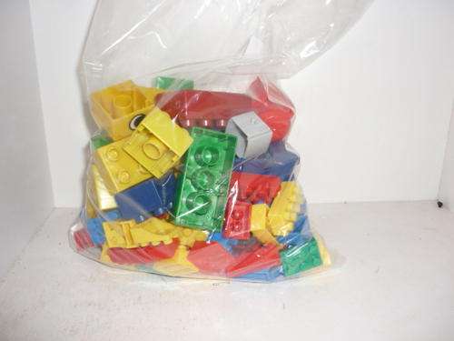 100 X PIECES ASSORTED PLASTIC BUILDING BLOCKS