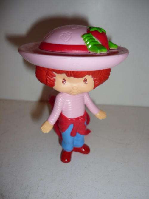 STRAWBERRY SHORTCAKE FIGURINE