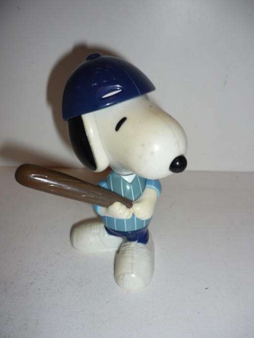 SNOOPY-BASEBALL FIGURINE