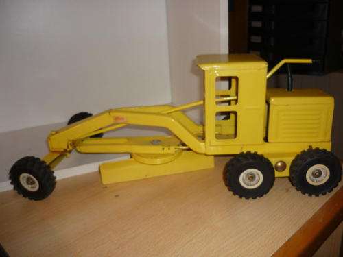 STRIKE(TRIANG)-METAL ROAD SCRAPER-46CM LONG,18CM HIGH,18CM WIDE