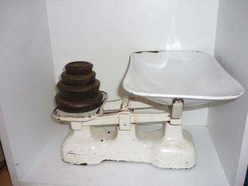 WHITE KITCHEN SCALE WITH IMPERIAL CAST IRON WEIGHTS,4LB,2LB,ILB,8OZ