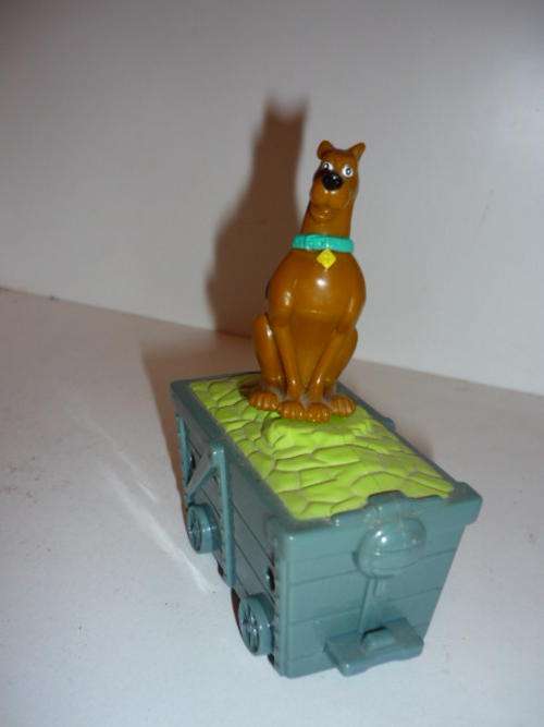 SCOOBY DOO FIGURINE-11CM TALL