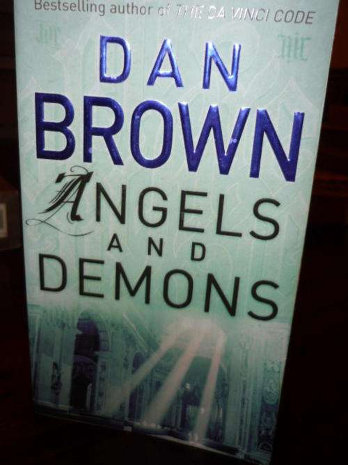 DAN BROWN-ANGELS AND DEMONS-PAPERBACK
