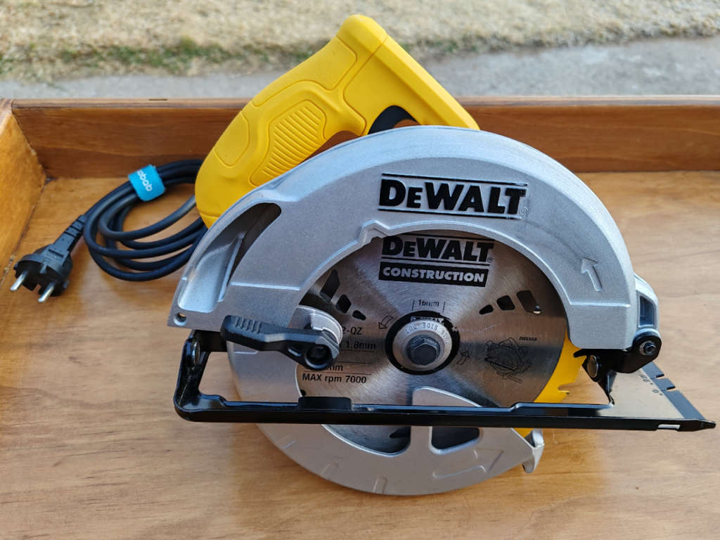 DEWALT DWE560 Circular saw