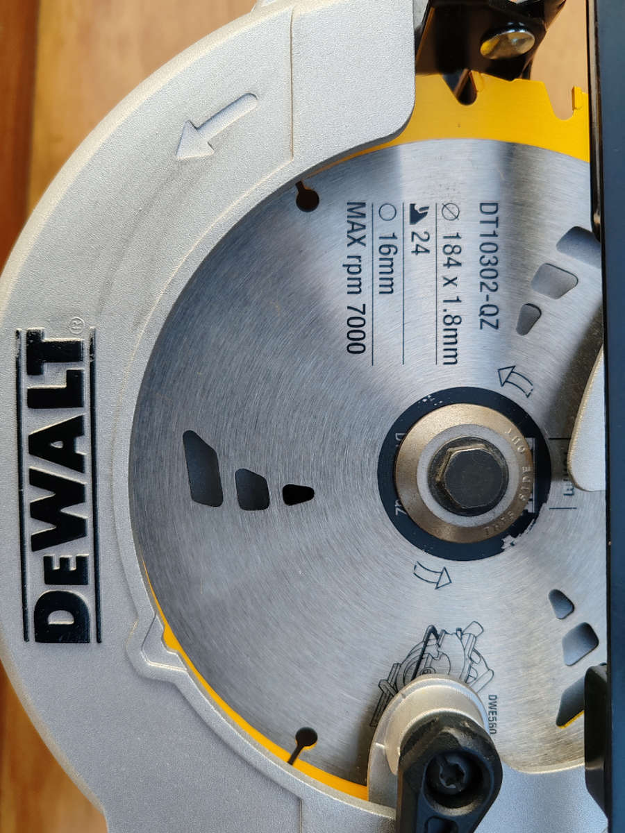 DEWALT DWE560 Circular saw