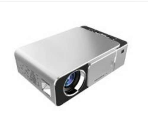 ***MAD DEALS***T6 2600 LUMENS LED PROJECTOR(1280x720P)**AS NEW**IN BOX***RETAIL DEMO ITEM***