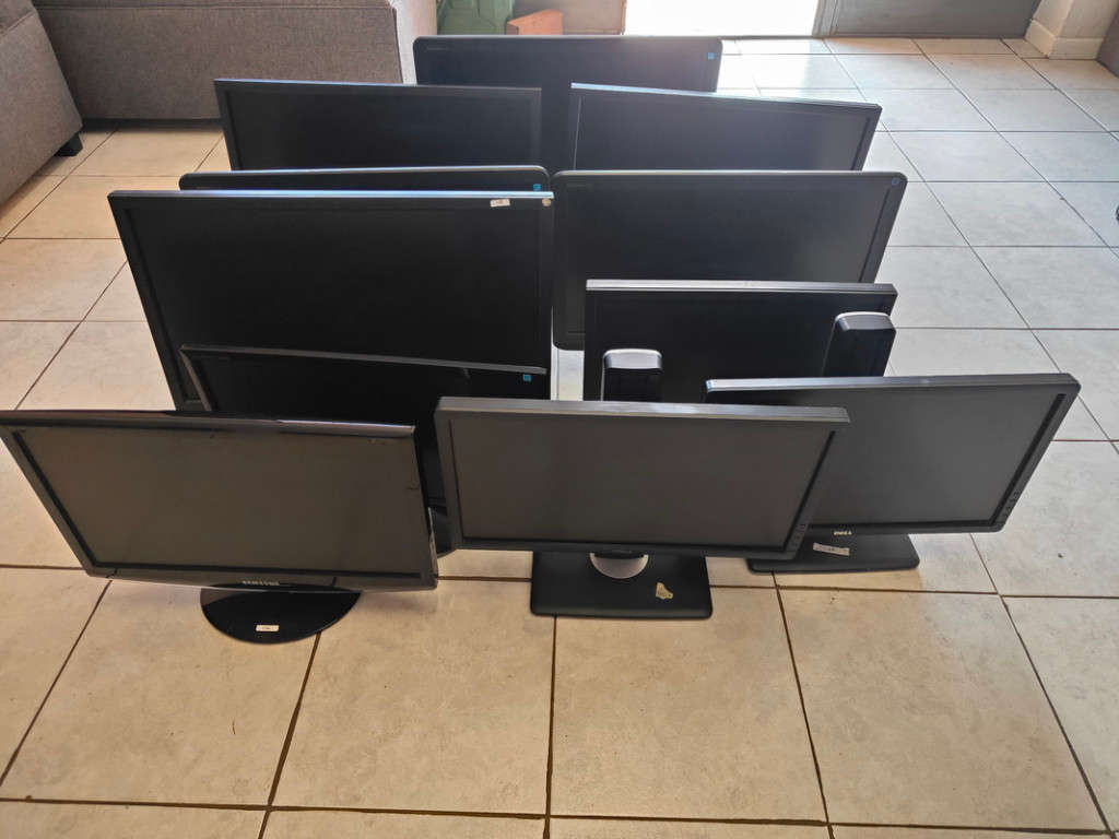 Massive Lot of 11 Screens! 1 Bid Takes All!
