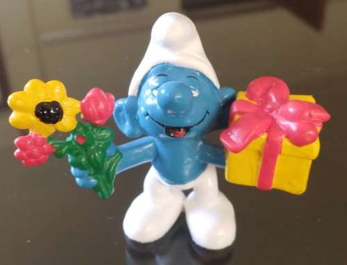 Original Flowers + Present Smurf! Peyo GERMANY ! Darker Yellow Present, Lighter Skin Variant Smurfs!