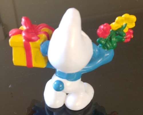 Original Flowers + Present Smurf! Peyo GERMANY ! Darker Yellow Present, Lighter Skin Variant Smurfs!