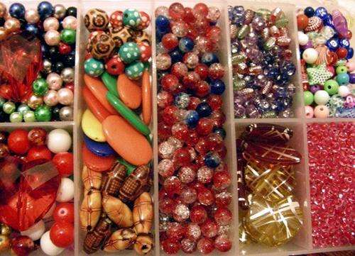 1800 COMPLETE BEADING SELECTION IN BEAD BOX.