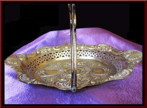 BEAUTIFUL!! VINTAGE E.P.N.S CAKE PLATE