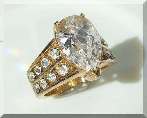 2.30CTW  DIAMOND PEAR CUT ENGAGEMENT RING CLAD IN 18K YELLOW GOLD SIZE 4