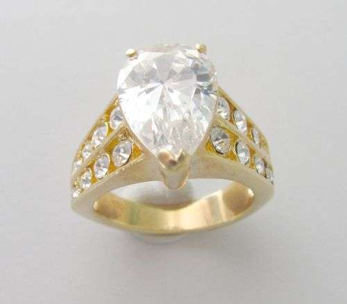 PEAR SHAPED CZ DIAMOND SET IN 18K GP GOLD RING