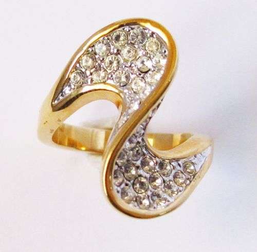 CLUSTER OF CZ DIAMONDS SET IN 18K GP GOLD RING SZ4