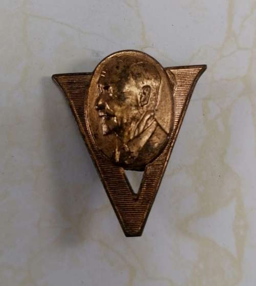 WW2 Era Smuts V for Victory Lapel Badge