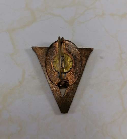 WW2 Era Smuts V for Victory Lapel Badge